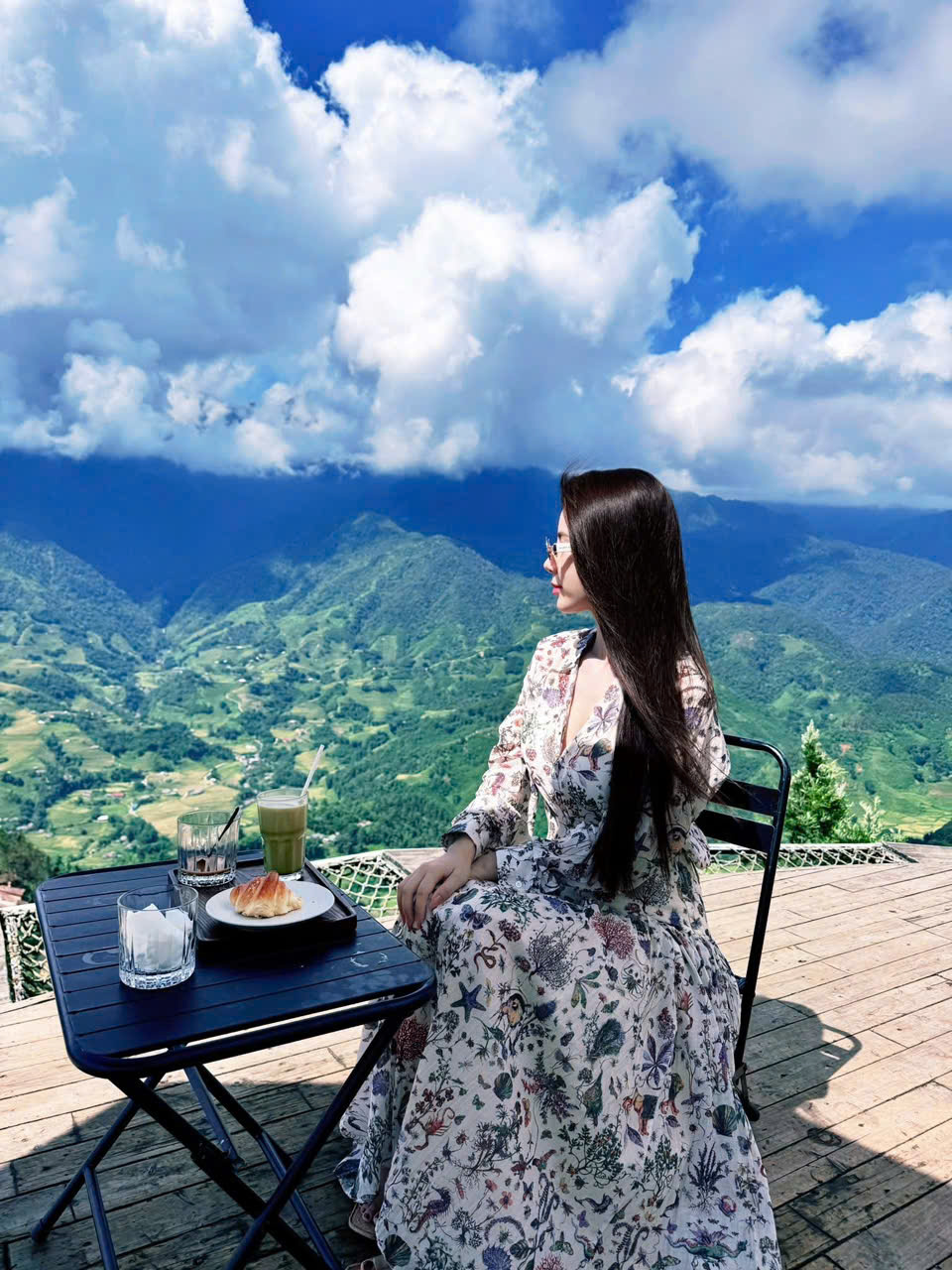 Khách hàng check in tại Ville De Mont Mountain Resort Sapa