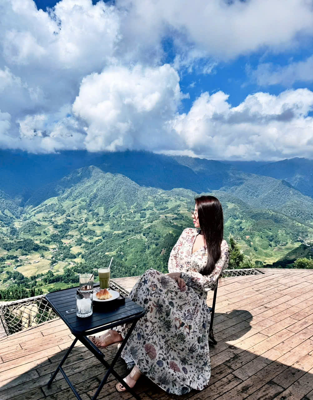 Khách hàng check in tại Ville De Mont Mountain Resort Sapa